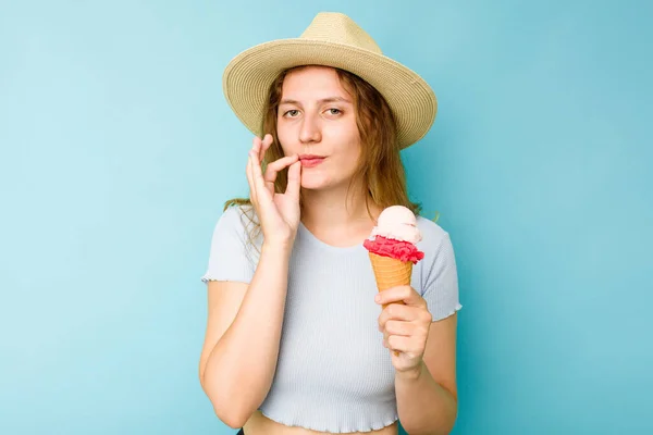 Dondurma Tutan Genç Beyaz Kadın Dudaklarında Parmakları Olan Mavi Bir — Stok fotoğraf