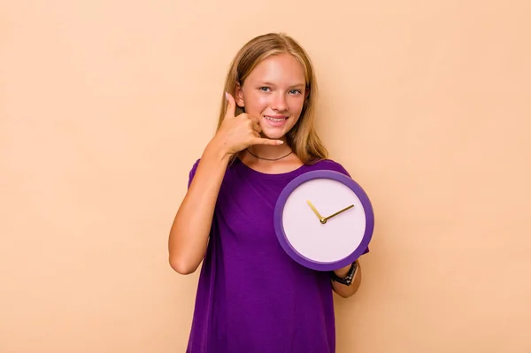 Menina Caucasiana Segurando Relógio Isolado Fundo Bege Mostrando Gesto Chamada — Fotografia de Stock