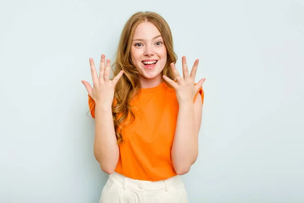 Mavi Arka Planda Izole Edilmiş Genç Beyaz Kadın Numarayı Elleriyle — Stok fotoğraf