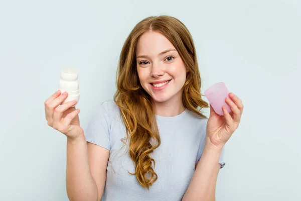 Jonge Blanke Vrouw Houden Deodorant Geïsoleerd Blauwe Achtergrond — Stockfoto