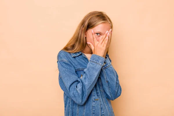 Branco Teen Menina Isolado Bege Fundo Piscar Através Dedos Assustado — Fotografia de Stock