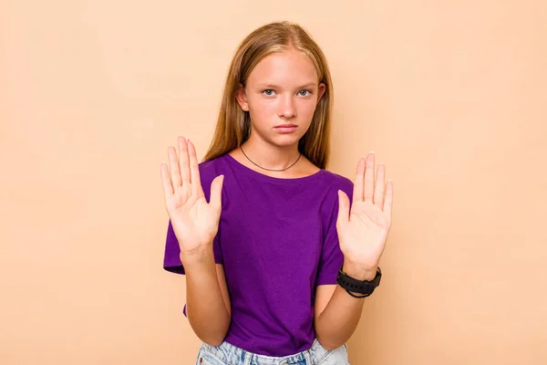 Blank Tiener Meisje Geïsoleerd Beige Achtergrond Staan Met Uitgestrekte Hand — Stockfoto