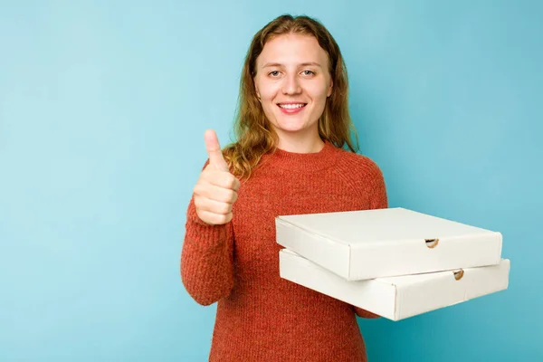Mavi Arka Planda Izole Edilmiş Pizza Kutularını Tutan Beyaz Kadın — Stok fotoğraf