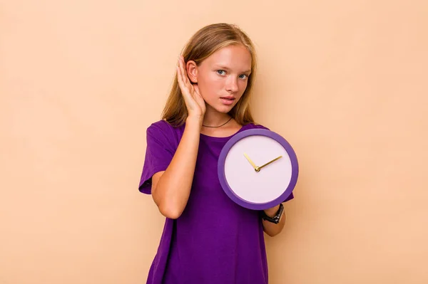 Liten Kaukasiska Flicka Håller Klocka Isolerad Beige Bakgrund Försöker Lyssna — Stockfoto