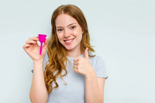 Junge Kaukasische Frau Hält Menstruationstasse Isoliert Auf Blauem Hintergrund Lächelt — Stockfoto