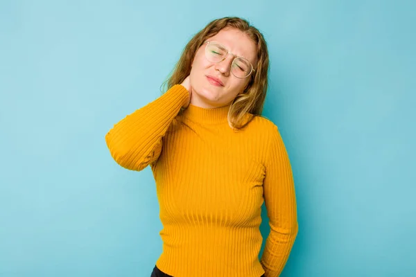 Young Caucasian Woman Isolated Blue Background Having Neck Pain Due — Stock Photo, Image