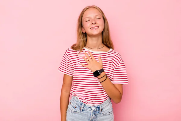 Λευκή Έφηβη Κοπέλα Απομονωμένη Ροζ Φόντο Γελάει Δυνατά Κρατώντας Χέρι — Φωτογραφία Αρχείου