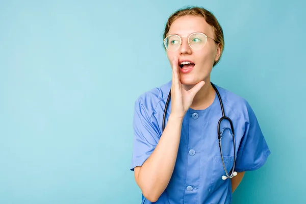 Jonge Verpleegster Kaukasische Vrouw Geïsoleerd Blauwe Achtergrond Zegt Een Geheim — Stockfoto