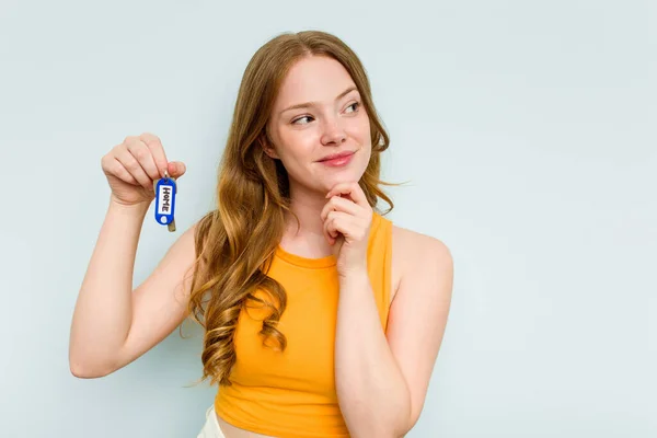 Young Caucasian Woman Holding Home Keys Isolated Blue Background Looking — Stockfoto