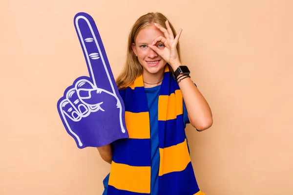 Trochę Kaukaski Sport Fan Dziewczyna Izolowane Beżowy Tło Podekscytowany Utrzymanie — Zdjęcie stockowe