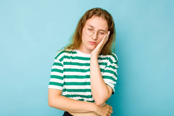 Mladá Běloška Izolovaná Modrém Pozadí Která Nudí Unavená Potřebuje Odpočinkový — Stock fotografie