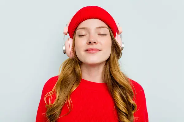 Νεαρή Καυκάσια Γυναίκα Που Φοράει Ακουστικά Απομονωμένα Μπλε Φόντο — Φωτογραφία Αρχείου