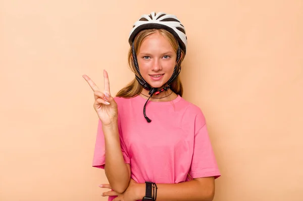 Malá Kavkazská Dívka Cyklistické Přilbě Izolované Béžovém Pozadí Ukazující Číslo — Stock fotografie