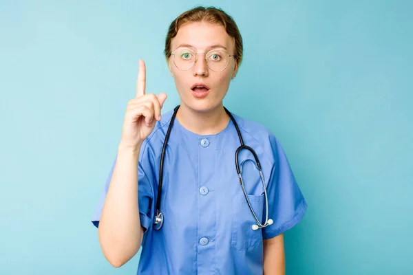 Jovem Enfermeira Mulher Caucasiana Isolado Fundo Azul Ter Alguma Grande — Fotografia de Stock