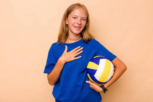 Маленька Біла Дівчинка Грає Волейбол Ізольовано Бежевому Фоні Сміється Голосно — стокове фото