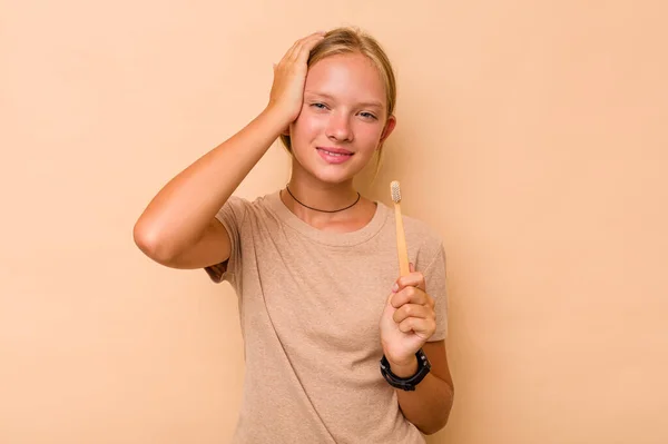 Vit Tonåring Flicka Borsta Tänderna Isolerade Beige Bakgrund Blir Chockad — Stockfoto