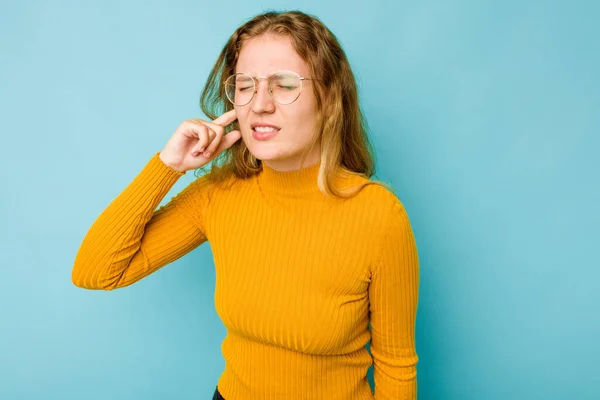 Ung Kaukasisk Kvinna Isolerad Blå Bakgrund Täcker Öron Med Fingrar — Stockfoto