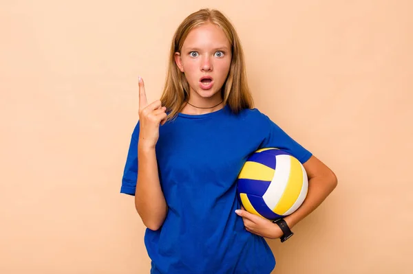 Menina Caucasiana Jogar Voleibol Isolado Fundo Bege Ter Uma Ideia — Fotografia de Stock