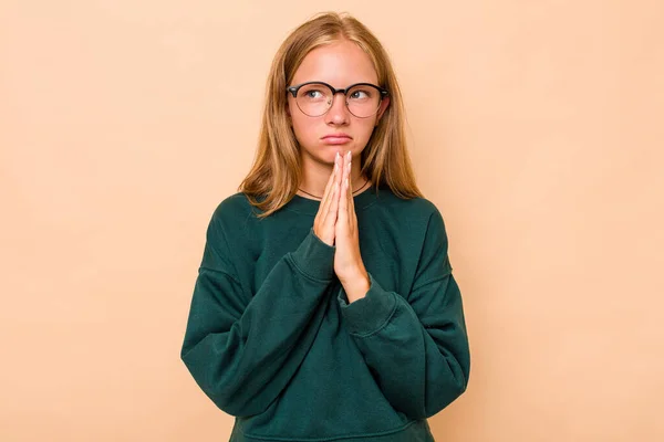 Ragazza Caucasica Adolescente Isolata Sfondo Beige Pregando Mostrando Devozione Persona — Foto Stock