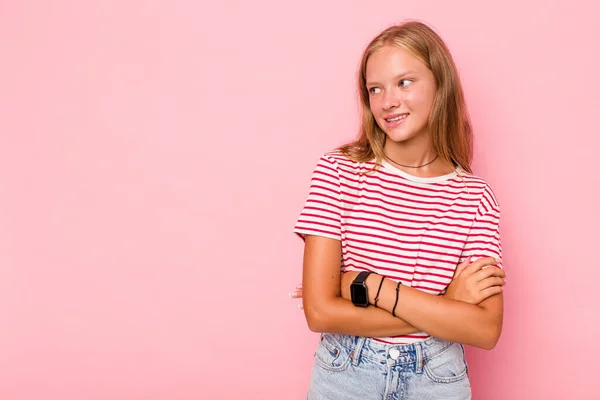 Καυκάσια Έφηβη Κοπέλα Απομονωμένη Ροζ Φόντο Χαμογελώντας Σταυρωμένα Χέρια — Φωτογραφία Αρχείου