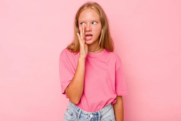 Blank Tiener Meisje Geïsoleerd Roze Achtergrond Schreeuwen Opgewonden Naar Voren — Stockfoto