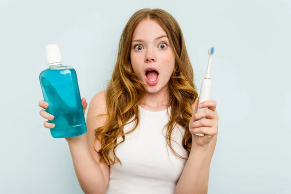 Mavi Arka Planda Diş Fırçası Gargara Tutan Beyaz Bir Kadın — Stok fotoğraf