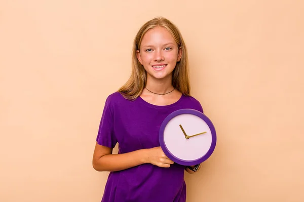 Menina Caucasiana Segurando Relógio Isolado Fundo Bege Rindo Divertindo — Fotografia de Stock