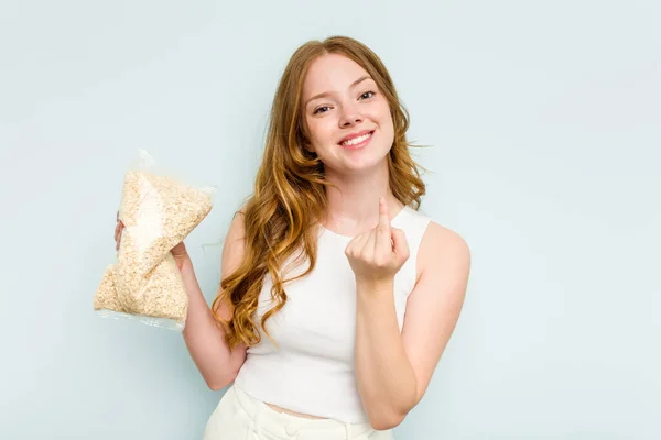 Young Caucasian Woman Holding Oatmeal Isolated Blue Background Pointing Finger — Stock Photo, Image