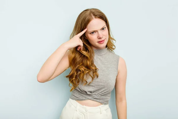 Mavi Arka Planda Izole Edilmiş Genç Beyaz Kadın Şakağı Parmağıyla — Stok fotoğraf