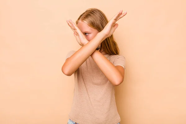 Λευκή Έφηβη Κοπέλα Απομονωμένη Μπεζ Φόντο Κρατώντας Δύο Χέρια Σταυρωμένα — Φωτογραφία Αρχείου