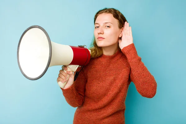 Ung Kaukasisk Kvinna Håller Megafon Isolerad Blå Bakgrund Försöker Lyssna — Stockfoto