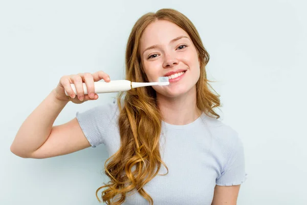 Молодая Белая Женщина Электрической Зубной Щеткой Голубом Фоне — стоковое фото