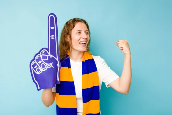 Young Caucasian Sports Fan Woman Isolated Blue Background Raising Fist — Stock Photo, Image