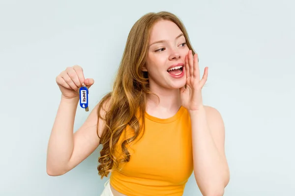 Young Caucasian Woman Holding Home Keys Isolated Blue Background Shouting — Foto de Stock