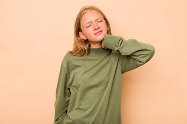 Beyaz kız bej arka planda izole edilmiş dirsek masajı yapıyor, kötü bir hareketin ardından acı çekiyor..