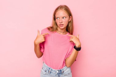 Pembe arka planda izole edilmiş beyaz bir kız..