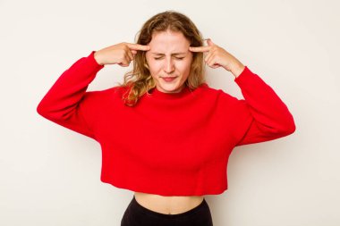 Beyaz arka planda izole edilmiş genç beyaz kadın bir göreve odaklanmış, parmaklarını işaret ediyor..