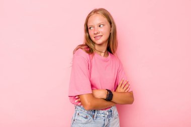 Pembe arka planda izole edilmiş beyaz kız gülüyor ve eğleniyor..