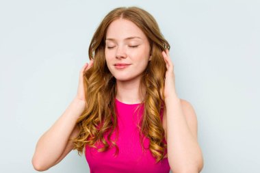 Mavi arka planda izole edilmiş güzel beyaz kadın portresi.