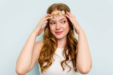 Mavi arka planda yalnız genç bir elf kadın.