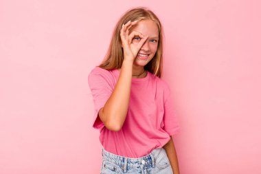 Pembe arka planda izole edilmiş beyaz bir kız heyecanlı..