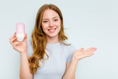 Mavi arka planda deodorant tutan beyaz bir kadın avuçta fotokopi alanı ve belinde bir el daha olduğunu gösteriyor..