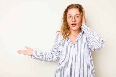 Beyaz arka planda izole edilmiş beyaz tenli genç bir kadın avuç içinin fotokopi alanından etkilenmiş..