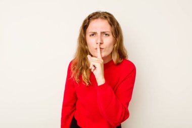 Beyaz arka planda izole edilmiş genç beyaz kadın ya sır saklıyor ya da sessizlik istiyor..