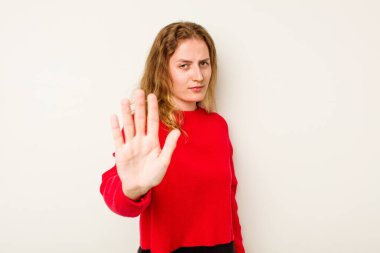 Beyaz arka planda izole edilmiş beyaz bir kadın tiksinti belirtisi gösteren birini reddediyor..