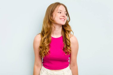 Mavi arka planda izole edilmiş güzel beyaz kadın portresi.