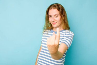 Mavi arka planda izole edilmiş genç beyaz kadın sanki seni davet ediyormuş gibi seni işaret ediyor..