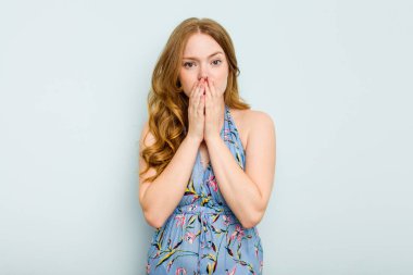 Mavi arka planda izole edilmiş genç beyaz kadın elleri ve elleri endişeli görünüyor..