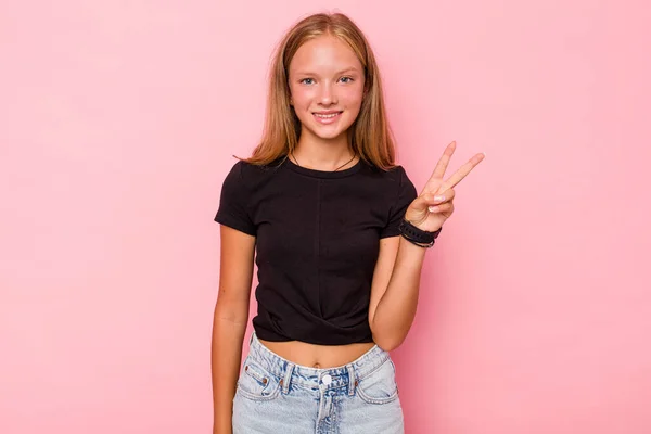 Biały Nastolatek Dziewczyna Odizolowany Różowy Tło Pokazując Zwycięstwo Znak Uśmiech — Zdjęcie stockowe