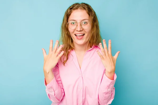 Mladá Běloška Žena Izolované Modrém Pozadí Ukazující Číslo Deset Rukama — Stock fotografie